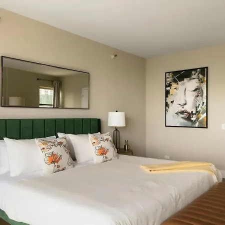 Lux Dtown Penthouses 9bd-9ba Sleep 25 Parking, Pool, Gym Apartment Chicago