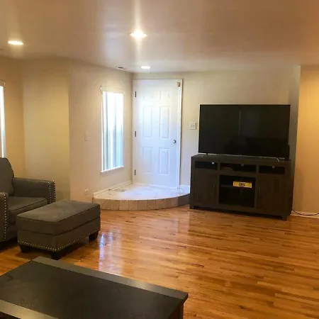 Spacious 2br Near Univ Of Away From * Chicago