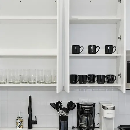 Apartment Comfy - Gym Free Parking & Modern Amenities *