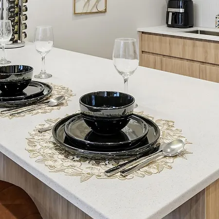 Comfy - Gym Free Parking & Modern Amenities Apartment