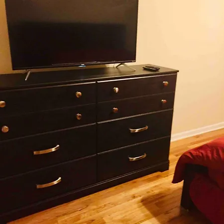 Spacious 2br Near Univ Of Away From * Chicago
