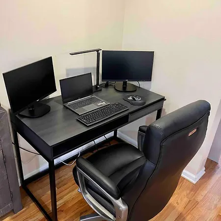 Spacious 2br Near Univ Of Away From Apartment *