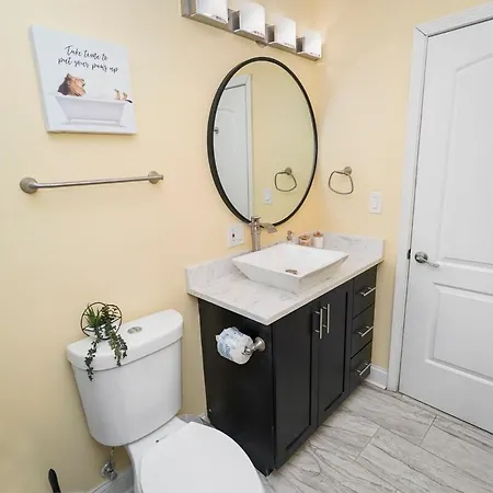 Modern 2br Retreat Near United Center Chicago