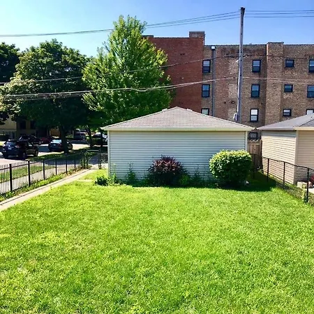 Spacious 2br Near Univ Of Away From Apartment