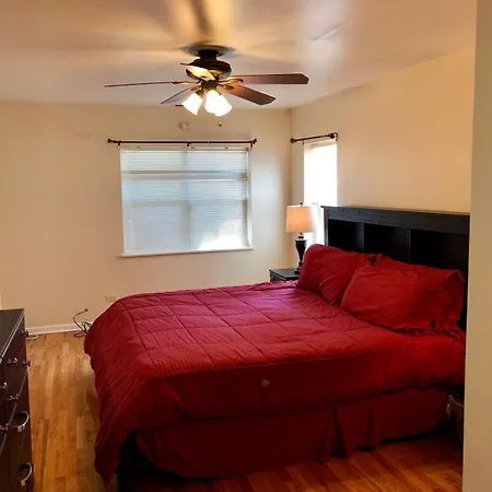 Apartment Spacious 2br Near Univ Of Away From Chicago