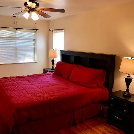 Apartment Spacious 2br Near Univ Of Away From Chicago