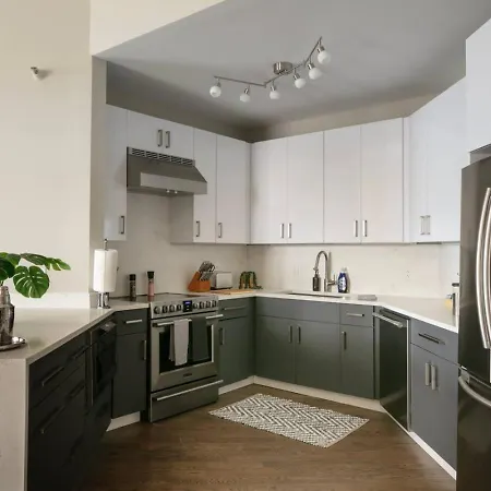 Lux Dtown Penthouses 9bd-9ba Sleep 25 Parking, Pool, Gym Apartment