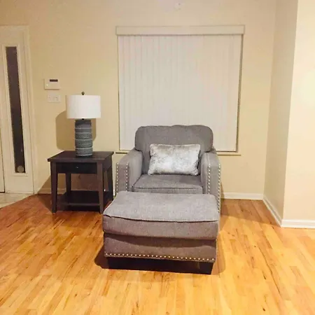 Spacious 2br Near Univ Of Away From Apartment *