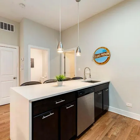 4br 3ba Pilsen Retreat - 10 Min From Downtown Apartment