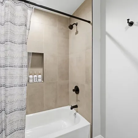 Comfy - Gym Free Parking & Modern Amenities