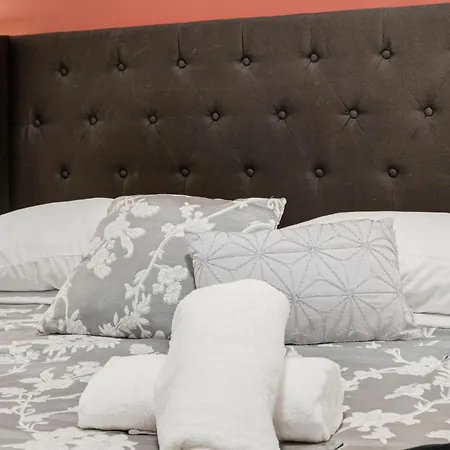 Apartment 4br 3ba Pilsen Retreat - 10 Min From Downtown