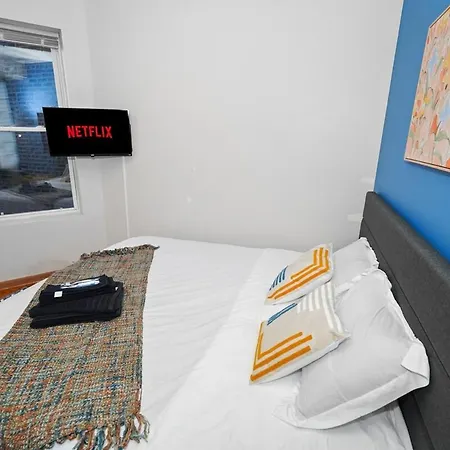 King Bed 6br With Pool Table Sleeps 16 Near Humboldt Park Chicago
