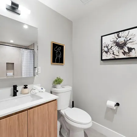 Steps From The Edgewater Modern 2bd 2ba
