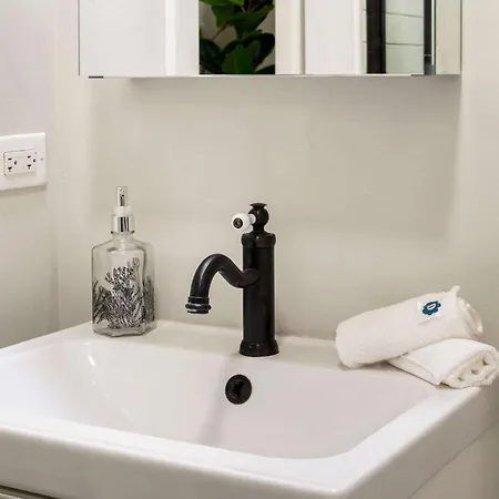 Apartment 4br 3ba Pilsen Retreat - 10 Min From Downtown Chicago