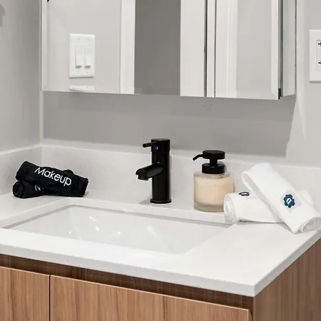 Apartment Steps From The Edgewater Modern 2bd 2ba *