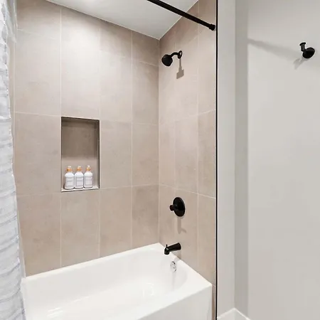 Steps From The Edgewater Modern 2bd 2ba Apartment