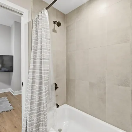 Apartment Comfy - Gym Free Parking & Modern Amenities