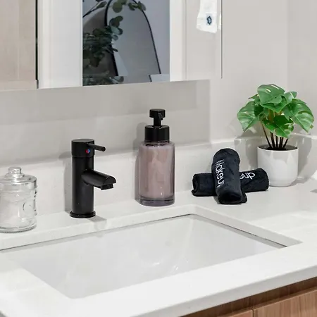 Steps From The Edgewater Modern 2bd 2ba
