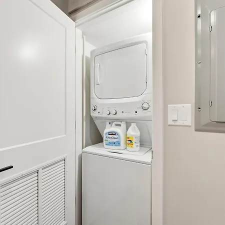Apartment Comfy - Gym Free Parking & Modern Amenities