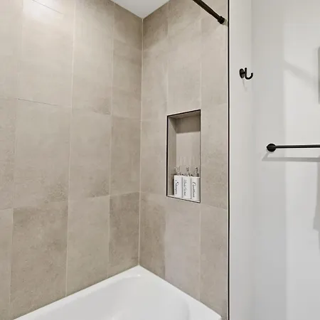Apartment Comfy - Gym Free Parking & Modern Amenities *