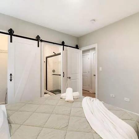 Apartment 4br 3ba Pilsen Retreat - 10 Min From Downtown *