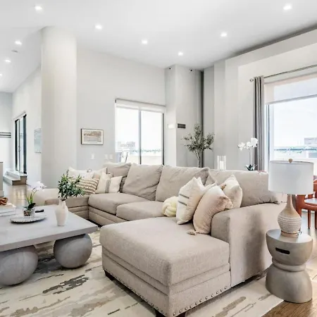 Lux Dtown Penthouses 9bd-9ba Sleep 25 Parking, Pool, Gym *