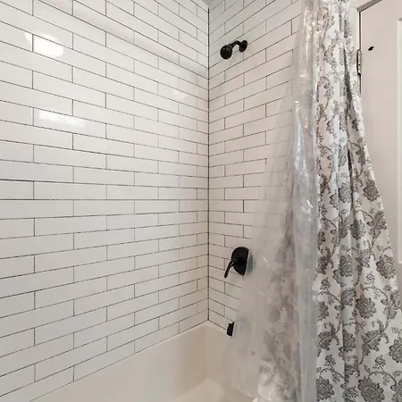 4br 3ba Pilsen Retreat - 10 Min From Downtown Apartment