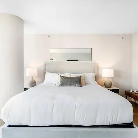 Lux Dtown Penthouses 9bd-9ba Sleep 25 Parking, Pool, Gym Apartment