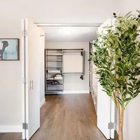 Apartment Lux Dtown Penthouses 9bd-9ba Sleep 25 Parking, Pool, Gym