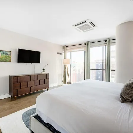 Lux Dtown Penthouses 9bd-9ba Sleep 25 Parking, Pool, Gym Apartment Chicago