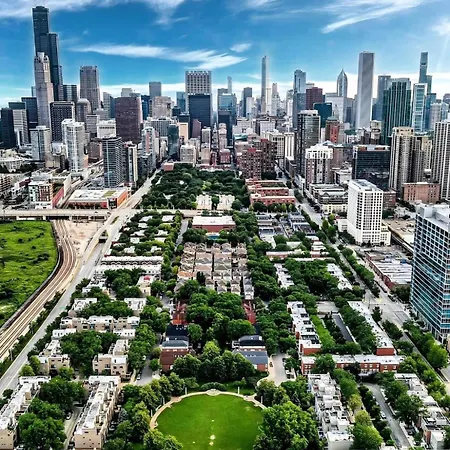 Holiday home Art Downtown Fulton Market Entire 3 Bedroom Sleep10 Private Garage Roof Ev Tesla *