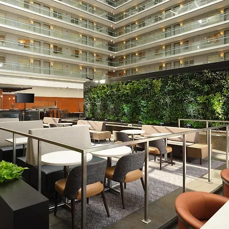 Embassy By Hilton Downtown Magnificent Mile 4*