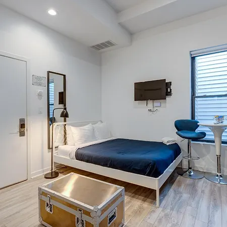 747 Lofts By Redawning - River West, Third Floor Hotel