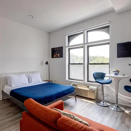 747 Lofts By Redawning - River West, Third Floor Hotel *