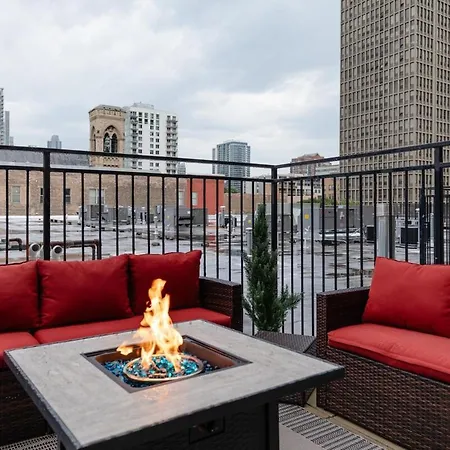 Modern South Loop 2br With View Of Skyline Patio And Gym Access Near Mccormick Place Convention Center & Museum Campus Apartment