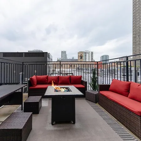 Modern South Loop 2br With View Of Skyline Patio And Gym Access Near Mccormick Place Convention Center & Museum Campus