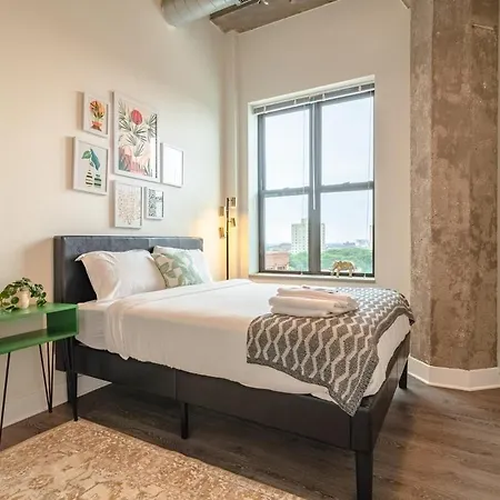 Spacious 3br Corner With Optional Parking And Gym Access Near Mccormick Place, Grant Park And Soldier Field Apartment