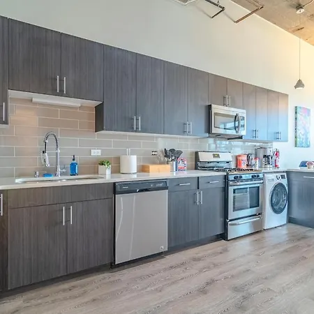 Spacious 3br Corner With Optional Parking And Gym Access Near Mccormick Place, Grant Park And Soldier Field Apartment *