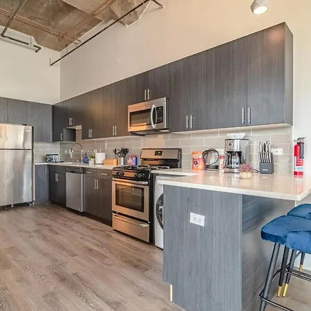 Spacious 3br Corner With Optional Parking And Gym Access Near Mccormick Place, Grant Park And Soldier Field