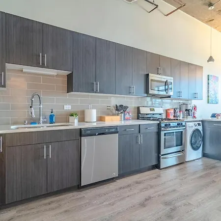 Spacious 3br Corner With Optional Parking And Gym Access Near Mccormick Place, Grant Park And Soldier Field *