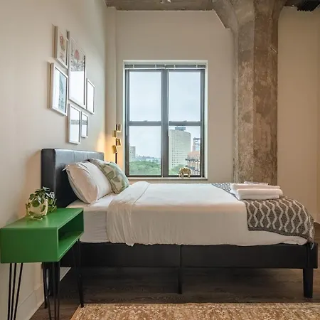 Spacious 3br Corner With Optional Parking And Gym Access Near Mccormick Place, Grant Park And Soldier Field