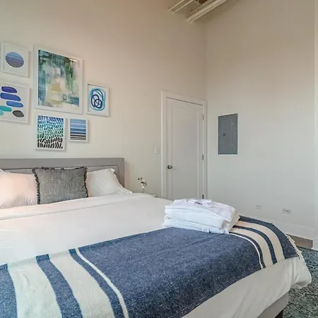 Spacious 3br Corner With Optional Parking And Gym Access Near Mccormick Place, Grant Park And Soldier Field