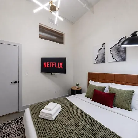 Apartment Luxury 6br Loft Perfect For 12 Guests With Skyline Views, Optional Parking And Gym Access Near Mccormick Place And Soldier Field Chicago