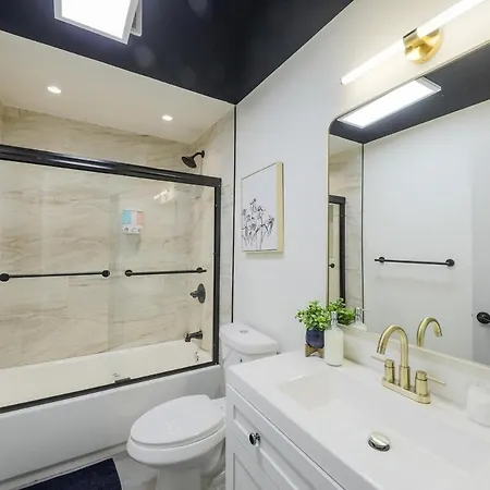 Apartment Luxury 6br Loft Perfect For 12 Guests With Skyline Views, Optional Parking And Gym Access Near Mccormick Place And Soldier Field Chicago