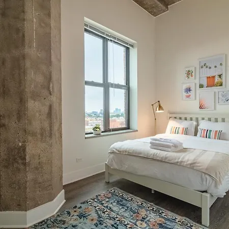 Spacious 3br Corner With Optional Parking And Gym Access Near Mccormick Place, Grant Park And Soldier Field *