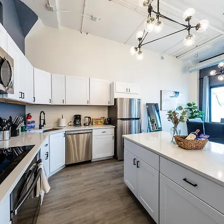 Apartment Luxury 6br Loft Perfect For 12 Guests With Skyline Views, Optional Parking And Gym Access Near Mccormick Place And Soldier Field Chicago