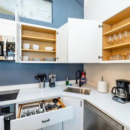 Apartment Luxury 6br Loft Perfect For 12 Guests With Skyline Views, Optional Parking And Gym Access Near Mccormick Place And Soldier Field *