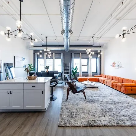Luxury 6br Loft Perfect For 12 Guests With Skyline Views, Optional Parking And Gym Access Near Mccormick Place And Soldier Field *