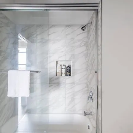 Modern 2br In South Loop With Optional Parking & Gym Access Near Museum Campus & Grant Park