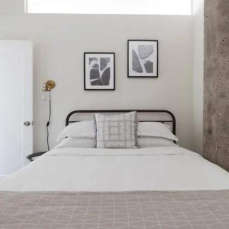 Modern 2br In South Loop With Optional Parking & Gym Access Near Museum Campus & Grant Park *